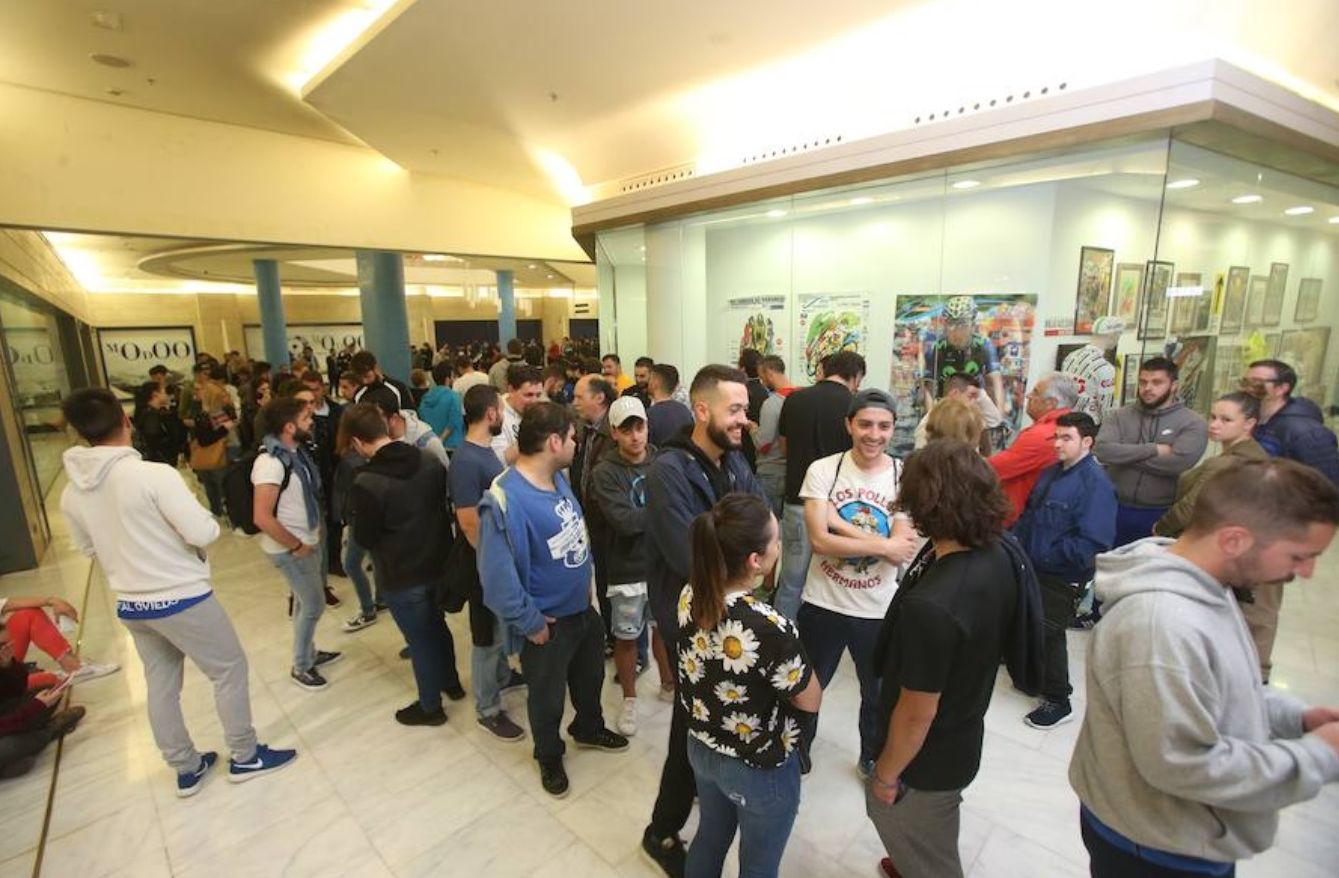 A las ocho de la mañana, dos horas antes de la apertura de puertas, ya eran un centenar los aficionados que aguardaban para sacar su entrada