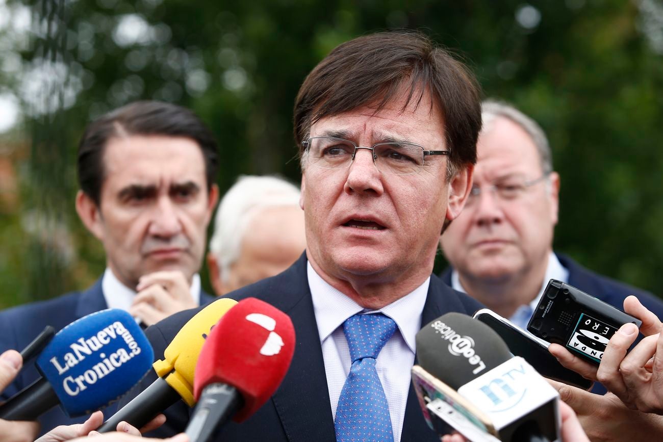 El consejero de Fomento y Medio Ambiente, Juan Carlos Suárez-Quiñones, presenta el Coto de Pesca de León junto al presidente de la Confederación Hidrográfica del Duero, Juan Ignacio Diego y el alcalde, Antonio Silván