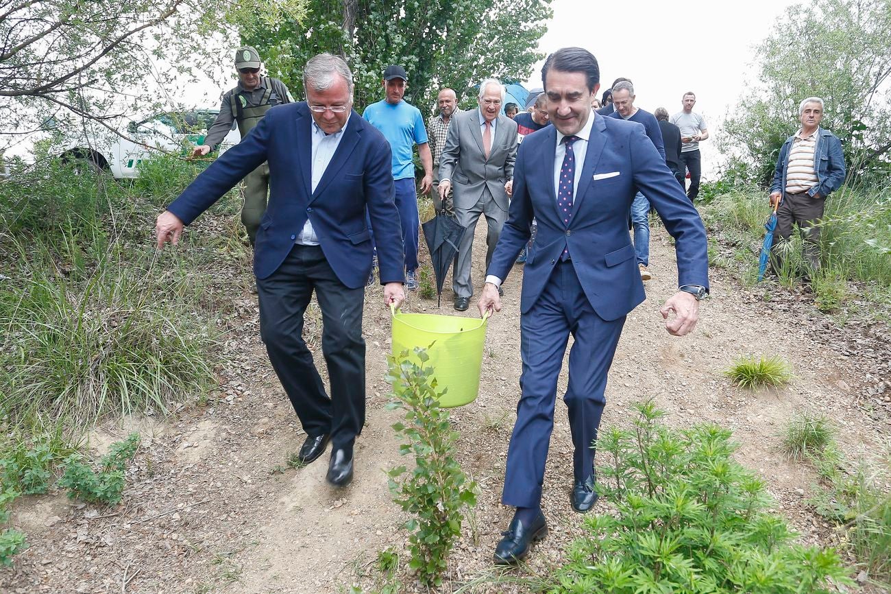 El consejero de Fomento y Medio Ambiente, Juan Carlos Suárez-Quiñones, presenta el Coto de Pesca de León junto al presidente de la Confederación Hidrográfica del Duero, Juan Ignacio Diego y el alcalde, Antonio Silván