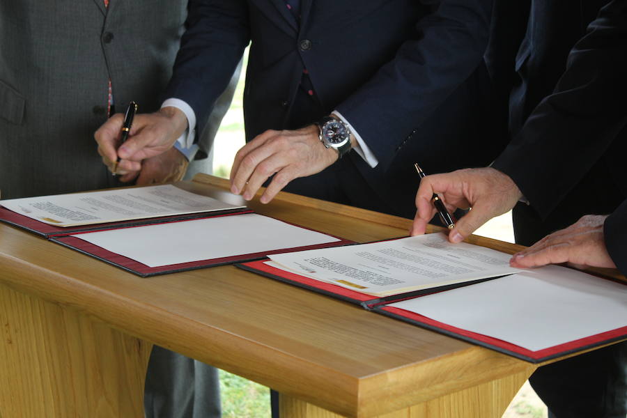 El consejero de Fomento y Medio Ambiente, Juan Carlos Suárez-Quiñones, presenta el Coto de Pesca de León junto al presidente de la Confederación Hidrográfica del Duero, Juan Ignacio Diego y el alcalde, Antonio Silván