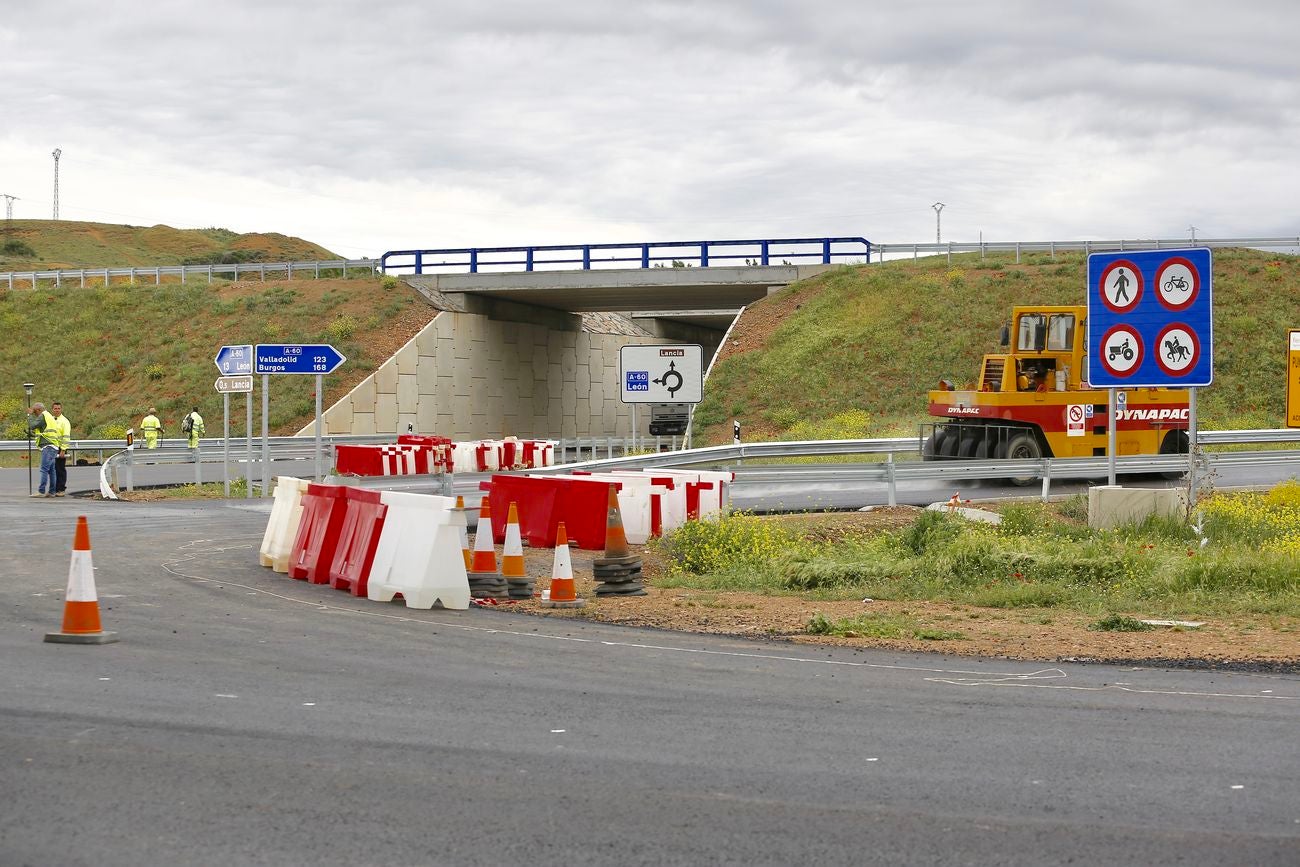 Últimos remates en los accesos a la autovía A60 en el nuevo tramo Puente Villarente-Santas Martas que se inaugurará en pocas semanas
