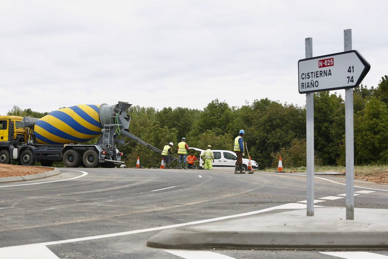 Últimos remates en los accesos a la autovía A60 en el nuevo tramo Puente Villarente-Santas Martas que se inaugurará en pocas semanas