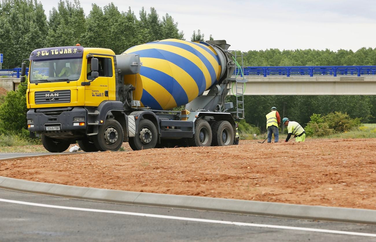 Últimos remates en los accesos a la autovía A60 en el nuevo tramo Puente Villarente-Santas Martas que se inaugurará en pocas semanas