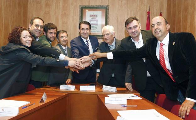 Foto de familia a la conclusión del acto oficial