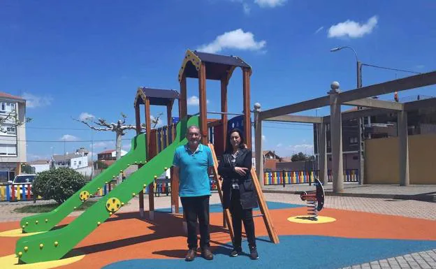 Santa Maria del Páramo ultima las obras para disponer de un nuevo parque infantil en el municipio