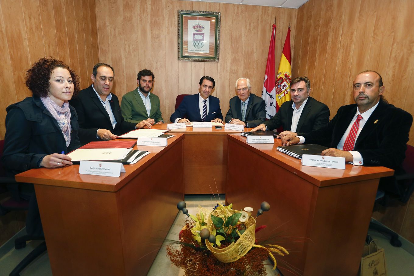 El consejero de Fomento y Medio Ambiente, Juan Carlos Suárez-Quiñones, firma en Almanza el Programa Rehabitare con cuatro ayuntamientos de la provincia de León