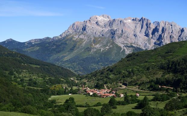 Caldevilla de Valdeón al fondo Picos de Europa.