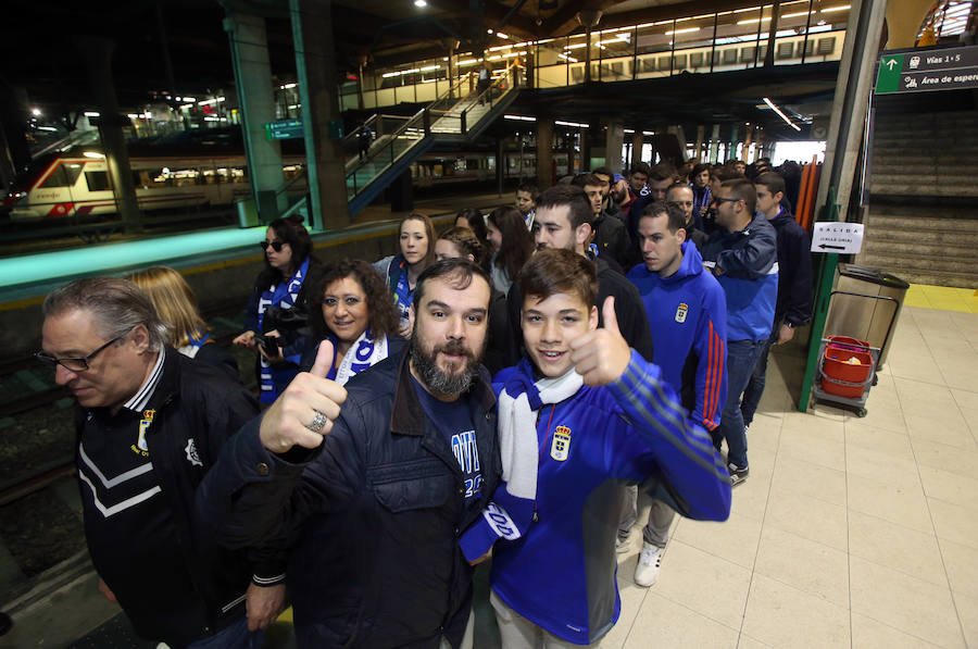 Fotos: Los oviedistas. rumbo a León en tren