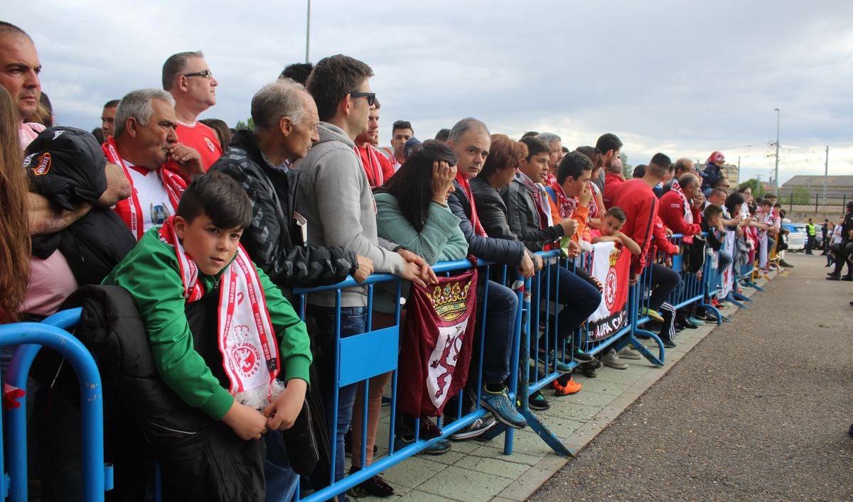 Fotos: La afición de la Cultural arropa a los jugadores antes del partido