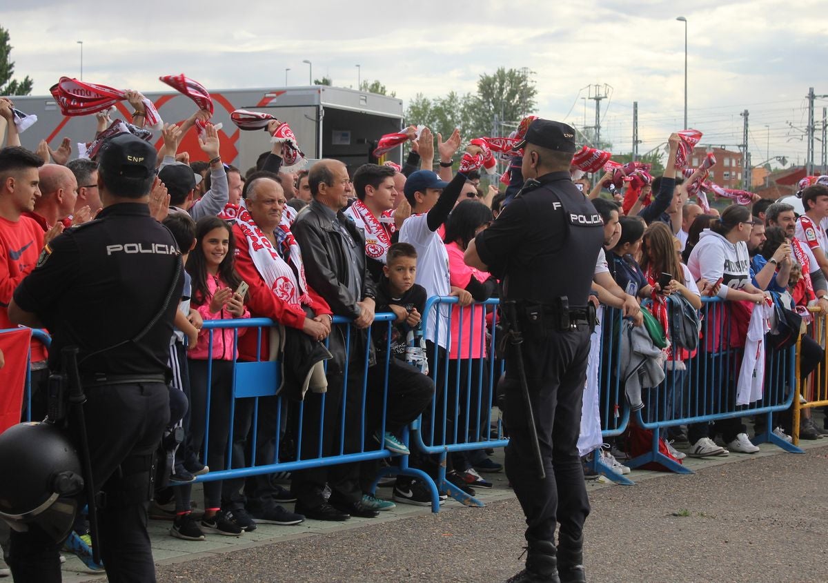 Fotos: La afición de la Cultural arropa a los jugadores antes del partido