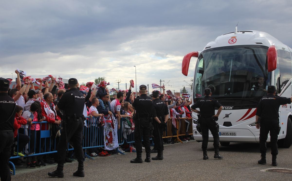 Fotos: La afición de la Cultural arropa a los jugadores antes del partido