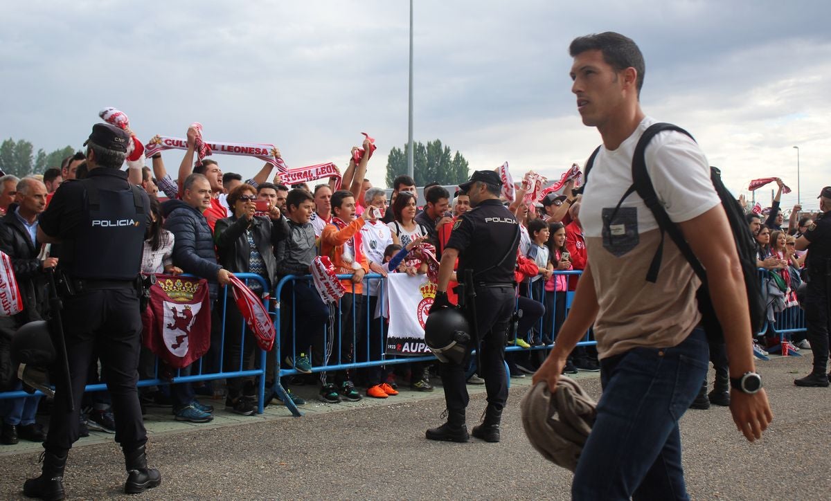 Fotos: La afición de la Cultural arropa a los jugadores antes del partido