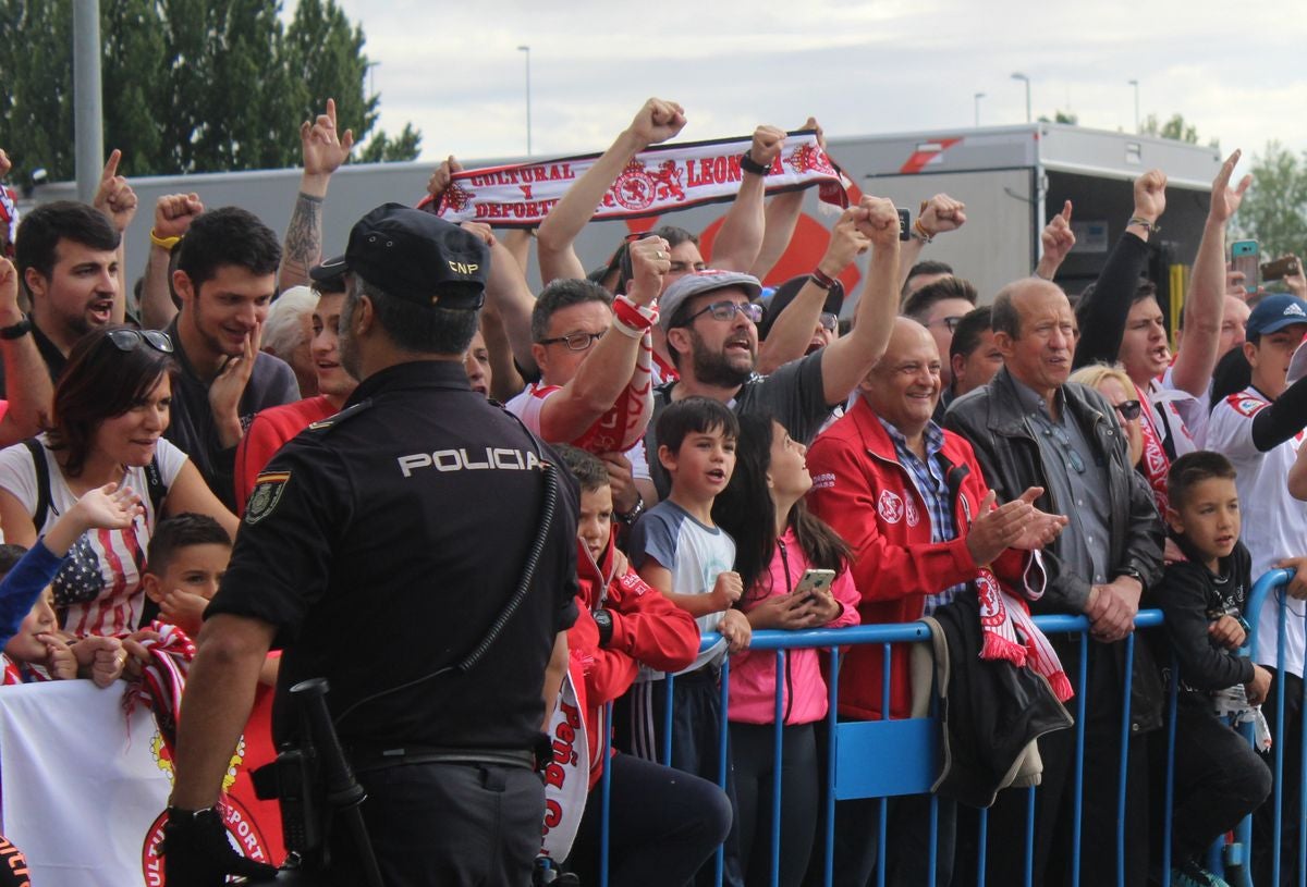 Fotos: La afición de la Cultural arropa a los jugadores antes del partido