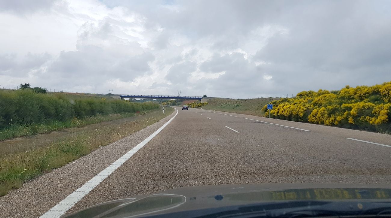 Más de 2.000 baches maltratan a conductores y vehículos en el tramo León-Benavente. El pésimo estado del vial obliga a los conductores a circular por la izquierda