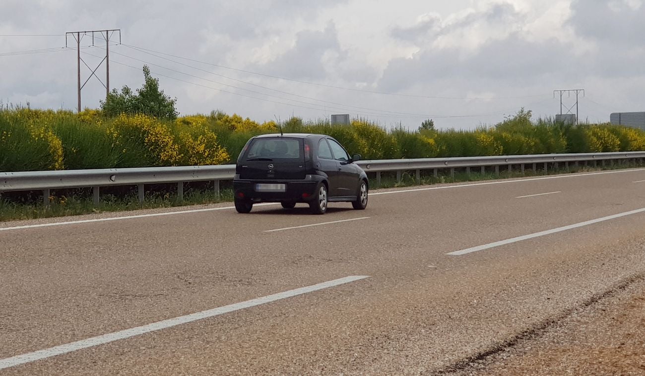 Más de 2.000 baches maltratan a conductores y vehículos en el tramo León-Benavente. El pésimo estado del vial obliga a los conductores a circular por la izquierda