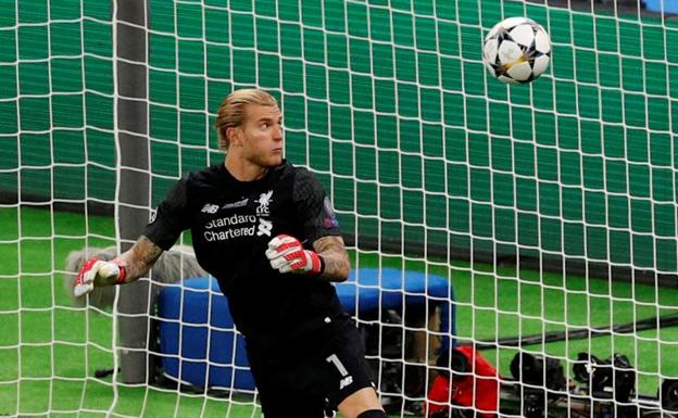 Loris Karius se traga el segundo gol de Gareth Bale. 