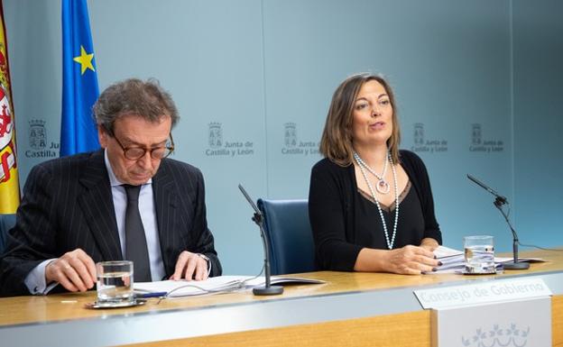 La consejera de Agricultura y Ganadería y portavoz de la Junta de Castilla y León, Milagros Marcos, junto al vicepresidente y consejero de la Presidencia, José Antonio de Santiago Juárez, comparecen en rueda de prensa posterior al Consejo de Gobierno. 