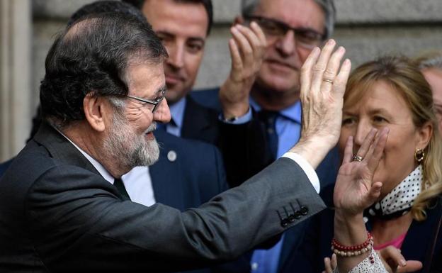 Mariano Rajoy abandona el Congreso de los Diputados.