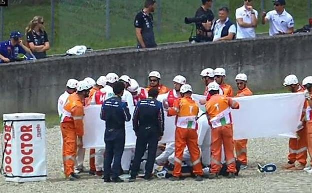 El piloto, atendido por el cuerpo médico del circuito. 