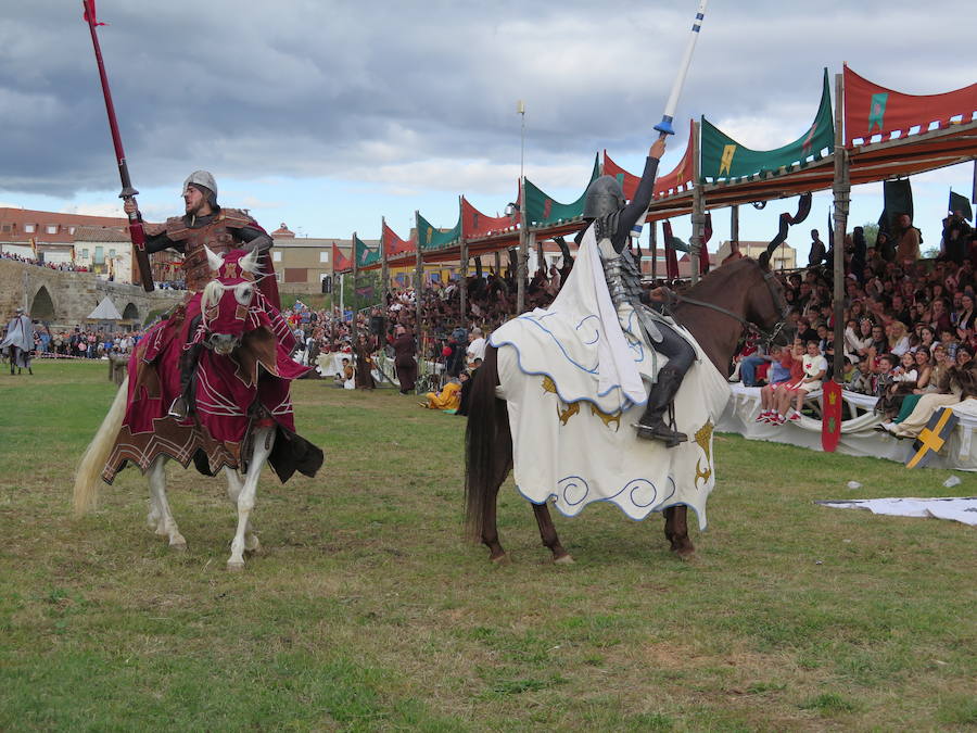 Fotos: Tradicional representación de las Justas medievales en Hospital de Órbigo