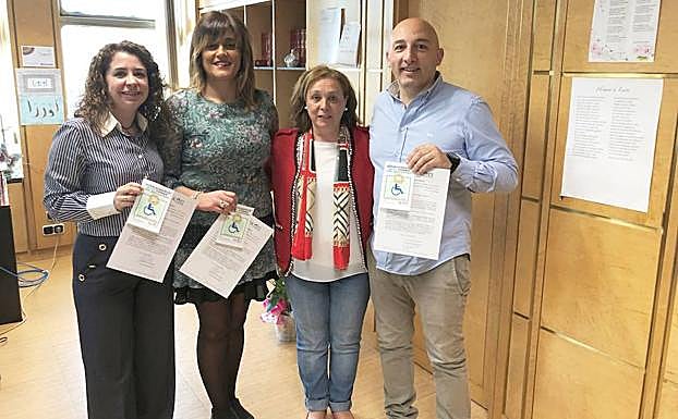 La concejala entrega las acreditaciones de espacios sostenibles.