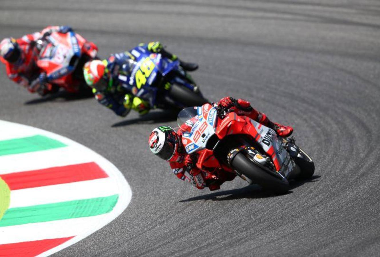 El piloto español se impuso por delante de los italianos Dovizioso y Rossi y consigue su primera victoria como piloto de la escudería transalpina