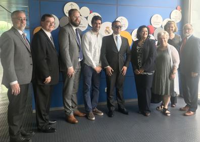 Imagen secundaria 1 - Imágenes de la visita a la Fundación Real Madrid.