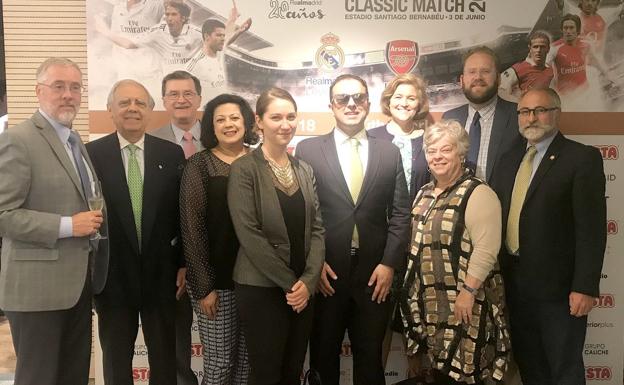 La delegación de Washington, este lunes, durante su visita a laFundación Real Madrid. 