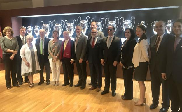 Imagen principal - Imágenes de la visita a la Fundación Real Madrid.