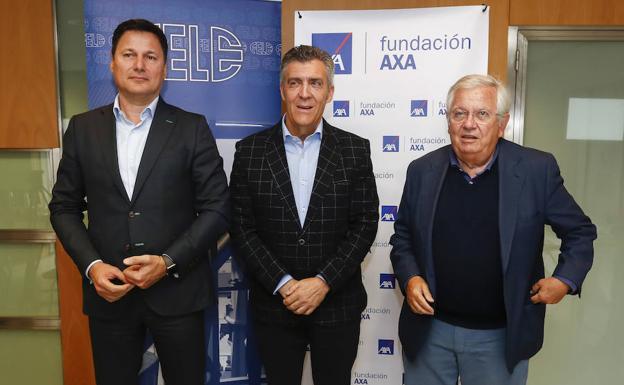 Josep Alfonso, responsable de comunicación del Grupo AXA, Javier Cepedano, presidente de la Fele, y Fernando Jáuregui, periodista.