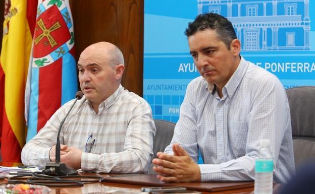 El edil junto al jefe de prensa del Ayuntamiento de Ponferrada, Manuel Ferreiro.