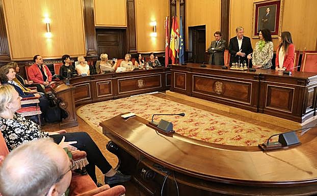 Imagen principal - Silván recibe a 21 profesores del &#039;Erasmus +&#039;, que se están formando en el Colegio Agustinos León