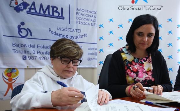 La directora del Área de Negocio de Caixabank en el Bierzo, Mª Belén Rodríguez Villar (D), junto a la presidenta de Ambi, Maitén Abad (I), durante la firma del convenio.