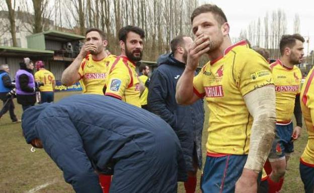 Los jugadores de España lamentan la derrota en Bélgica.