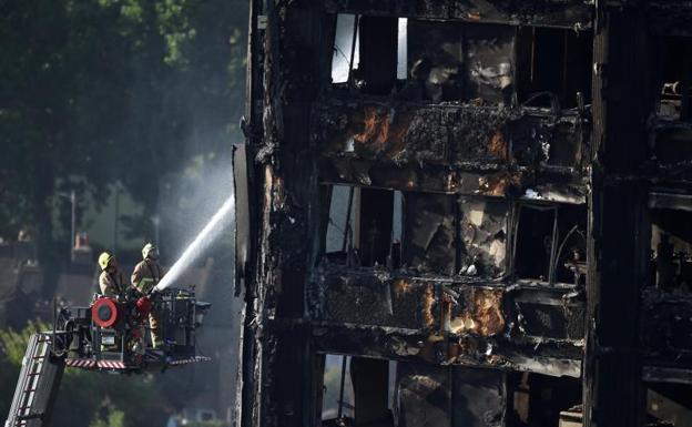 Bomberos sofocando el fuego en Grenfell Tower, en Londres.