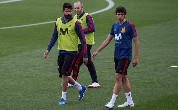 Jesús Vallejo, junto a Diego Costa y Andrés Iniesta en un entrenamiento. 