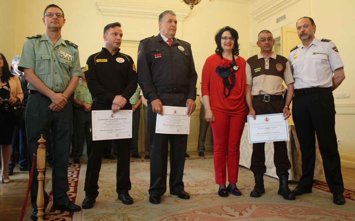 Fotos: Catorce vigilantes reciben menciones honoríficas