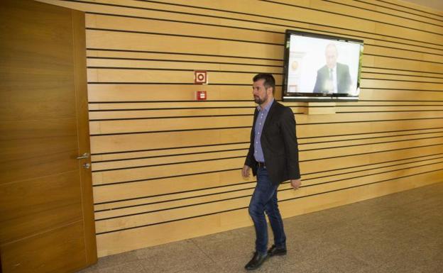 Luis Tudanca se dirige a la reunión con los secretarios provinciales del PSOE.