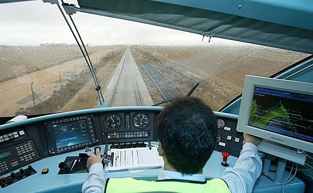 Imagen de un maquinista en la cabina de mando.