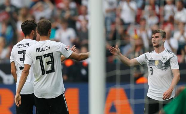 Jugadores celebrando el gol