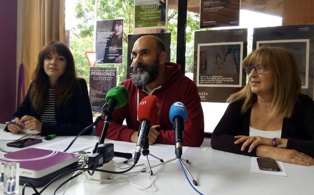 Los procuradores de Podemos Ricardo López y Lorena González, durante su comparecencia en Ponferrada.