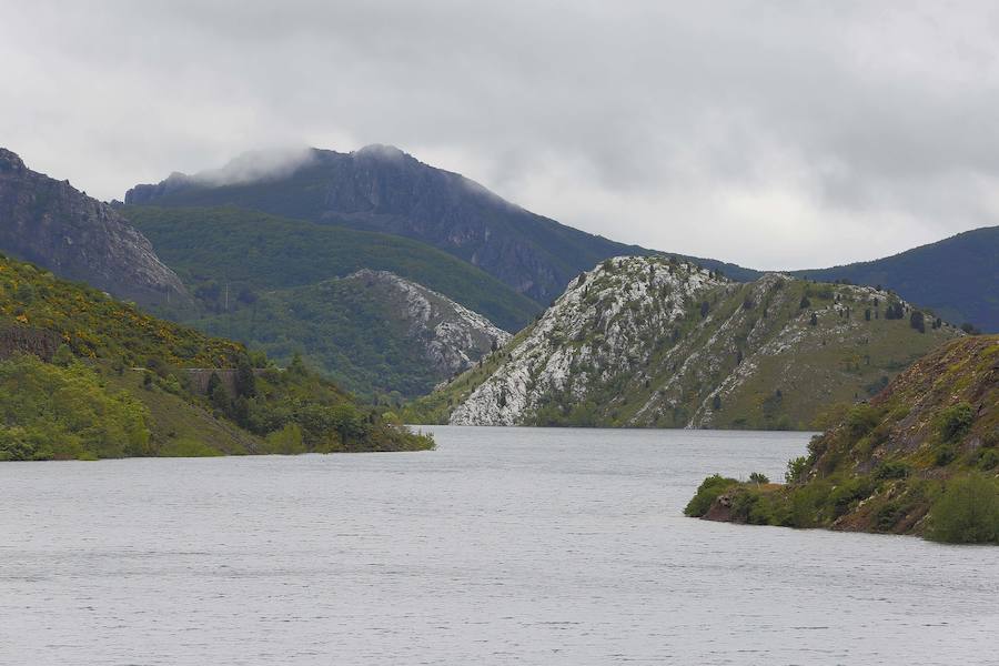 Fotos: Embalse de los Barrios de Luna al 96% de su capacidad