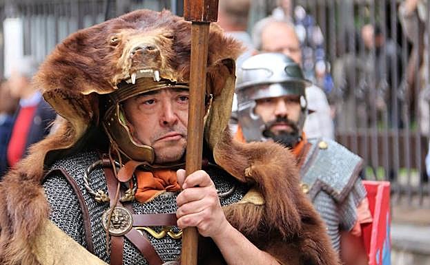 Imagen principal - Un águila para llevar con orgullo y defender con la vida