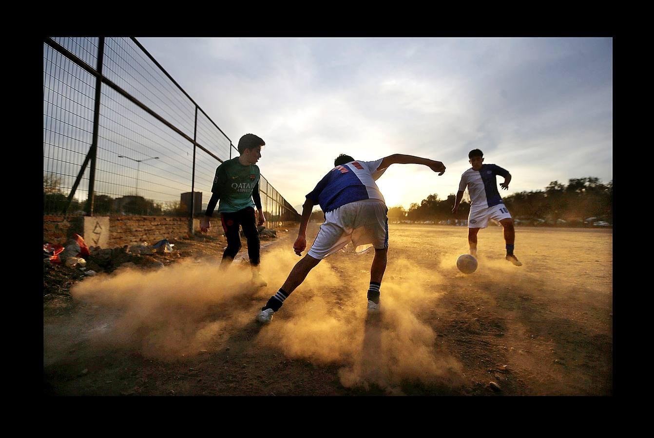 Mientras Rusia da los últimos retoques y cuida con esmero los estadios que serán sedes de la Copa del Mundo, el fútbol sigue practicándose en una sorprendente variedad de escenarios. Lo mismo da una plataforma flotante frente a las costas de Tailandia, que un campo nevado en el norte de Italia o las polvorientas calles de centenares de suburbios, pueblos y aldeas remotas. Los ídolos exhibirán su grandeza rodeados de boato en un espectáculo global, que comenzará el día 14, mientras jóvenes de todo el mundo patean rudimentarias pelotas en las calles. Algunos incluso descalzos.