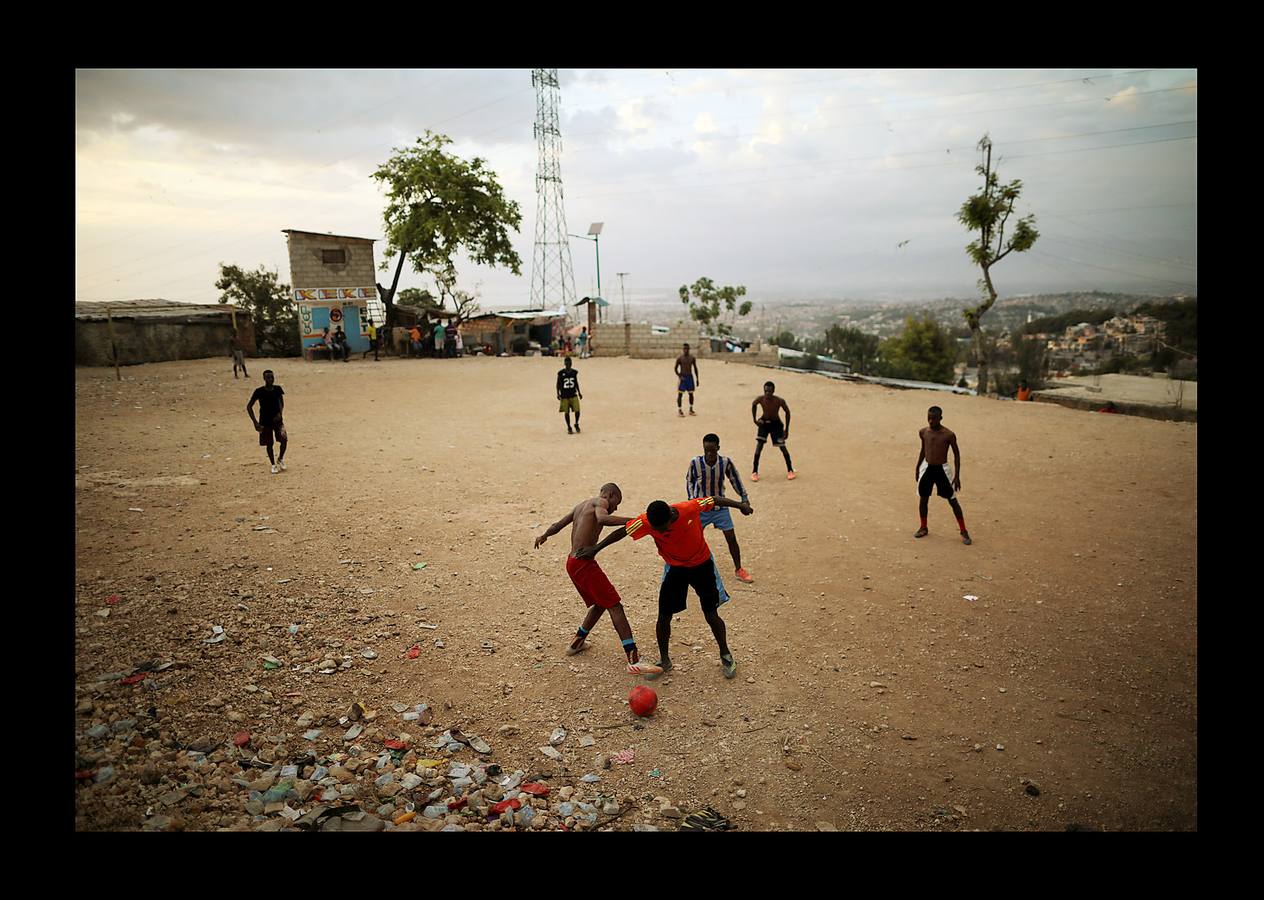 Mientras Rusia da los últimos retoques y cuida con esmero los estadios que serán sedes de la Copa del Mundo, el fútbol sigue practicándose en una sorprendente variedad de escenarios. Lo mismo da una plataforma flotante frente a las costas de Tailandia, que un campo nevado en el norte de Italia o las polvorientas calles de centenares de suburbios, pueblos y aldeas remotas. Los ídolos exhibirán su grandeza rodeados de boato en un espectáculo global, que comenzará el día 14, mientras jóvenes de todo el mundo patean rudimentarias pelotas en las calles. Algunos incluso descalzos.