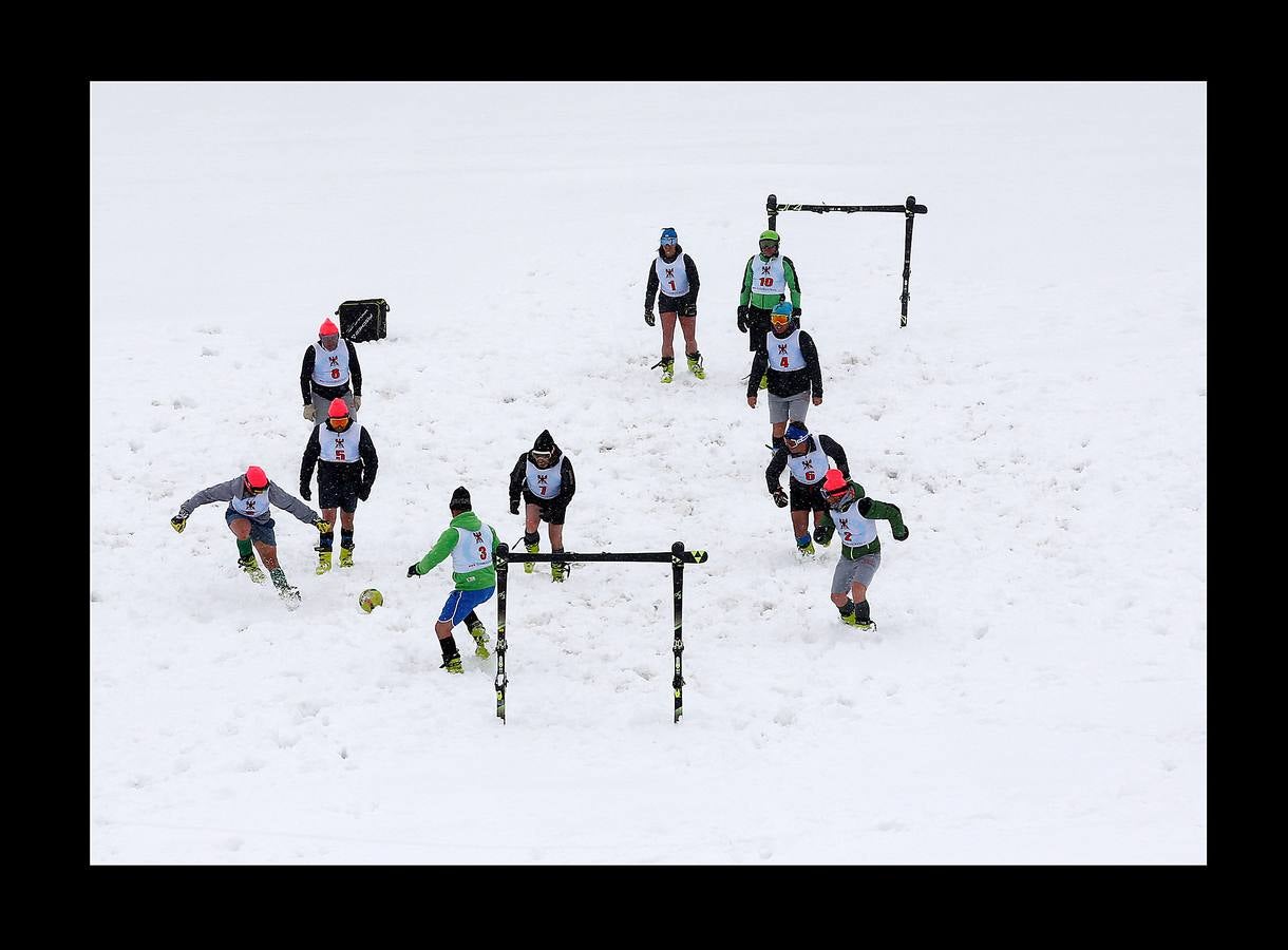 Mientras Rusia da los últimos retoques y cuida con esmero los estadios que serán sedes de la Copa del Mundo, el fútbol sigue practicándose en una sorprendente variedad de escenarios. Lo mismo da una plataforma flotante frente a las costas de Tailandia, que un campo nevado en el norte de Italia o las polvorientas calles de centenares de suburbios, pueblos y aldeas remotas. Los ídolos exhibirán su grandeza rodeados de boato en un espectáculo global, que comenzará el día 14, mientras jóvenes de todo el mundo patean rudimentarias pelotas en las calles. Algunos incluso descalzos.