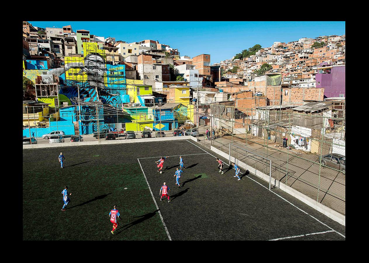 Mientras Rusia da los últimos retoques y cuida con esmero los estadios que serán sedes de la Copa del Mundo, el fútbol sigue practicándose en una sorprendente variedad de escenarios. Lo mismo da una plataforma flotante frente a las costas de Tailandia, que un campo nevado en el norte de Italia o las polvorientas calles de centenares de suburbios, pueblos y aldeas remotas. Los ídolos exhibirán su grandeza rodeados de boato en un espectáculo global, que comenzará el día 14, mientras jóvenes de todo el mundo patean rudimentarias pelotas en las calles. Algunos incluso descalzos.