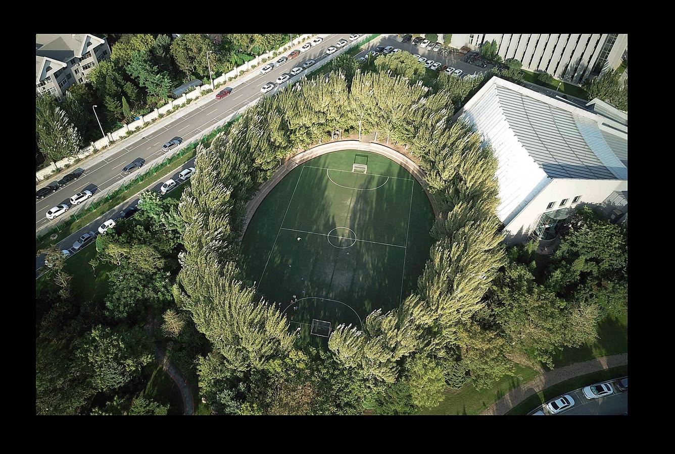 Mientras Rusia da los últimos retoques y cuida con esmero los estadios que serán sedes de la Copa del Mundo, el fútbol sigue practicándose en una sorprendente variedad de escenarios. Lo mismo da una plataforma flotante frente a las costas de Tailandia, que un campo nevado en el norte de Italia o las polvorientas calles de centenares de suburbios, pueblos y aldeas remotas. Los ídolos exhibirán su grandeza rodeados de boato en un espectáculo global, que comenzará el día 14, mientras jóvenes de todo el mundo patean rudimentarias pelotas en las calles. Algunos incluso descalzos.