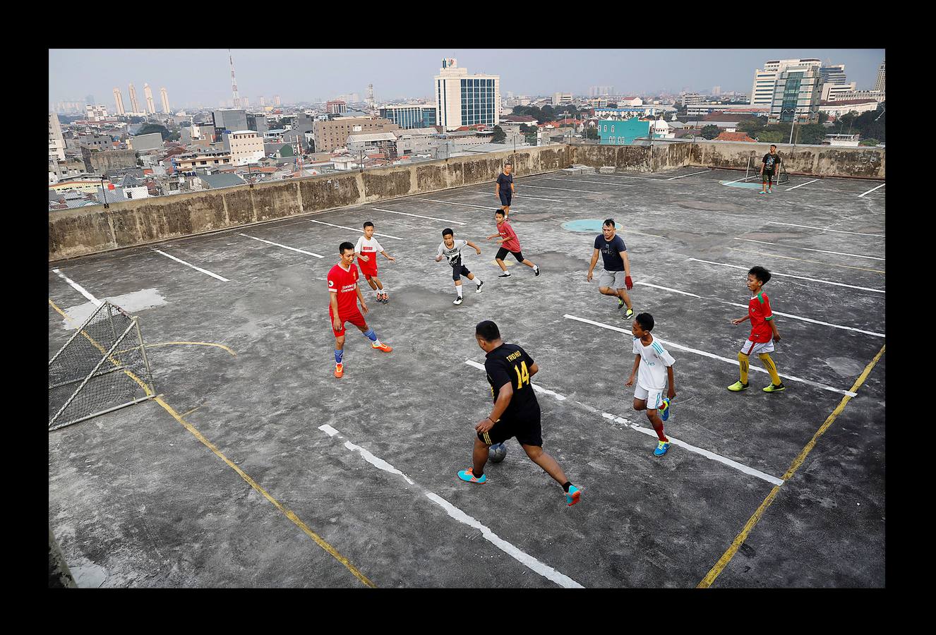 Mientras Rusia da los últimos retoques y cuida con esmero los estadios que serán sedes de la Copa del Mundo, el fútbol sigue practicándose en una sorprendente variedad de escenarios. Lo mismo da una plataforma flotante frente a las costas de Tailandia, que un campo nevado en el norte de Italia o las polvorientas calles de centenares de suburbios, pueblos y aldeas remotas. Los ídolos exhibirán su grandeza rodeados de boato en un espectáculo global, que comenzará el día 14, mientras jóvenes de todo el mundo patean rudimentarias pelotas en las calles. Algunos incluso descalzos.