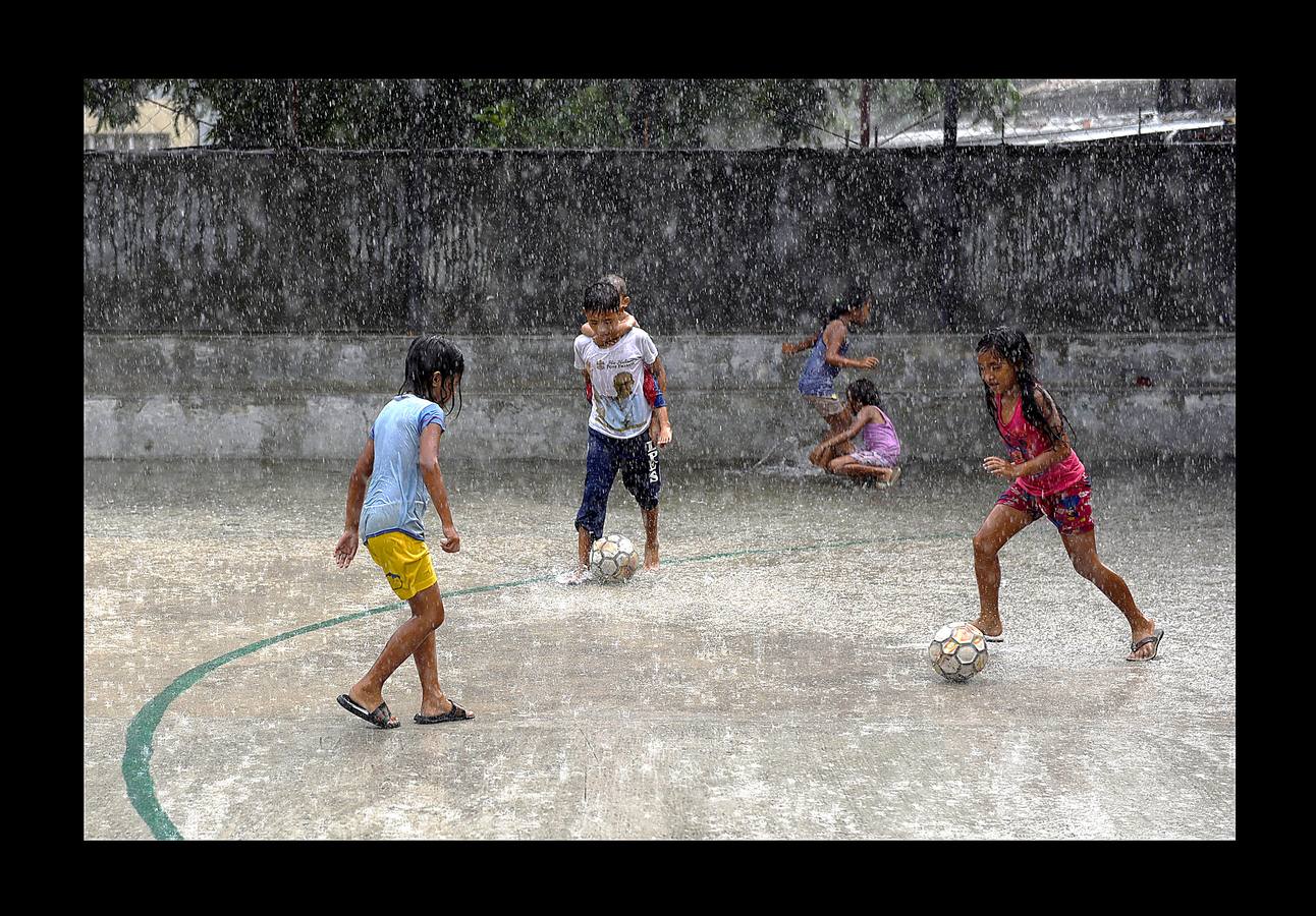 Mientras Rusia da los últimos retoques y cuida con esmero los estadios que serán sedes de la Copa del Mundo, el fútbol sigue practicándose en una sorprendente variedad de escenarios. Lo mismo da una plataforma flotante frente a las costas de Tailandia, que un campo nevado en el norte de Italia o las polvorientas calles de centenares de suburbios, pueblos y aldeas remotas. Los ídolos exhibirán su grandeza rodeados de boato en un espectáculo global, que comenzará el día 14, mientras jóvenes de todo el mundo patean rudimentarias pelotas en las calles. Algunos incluso descalzos.